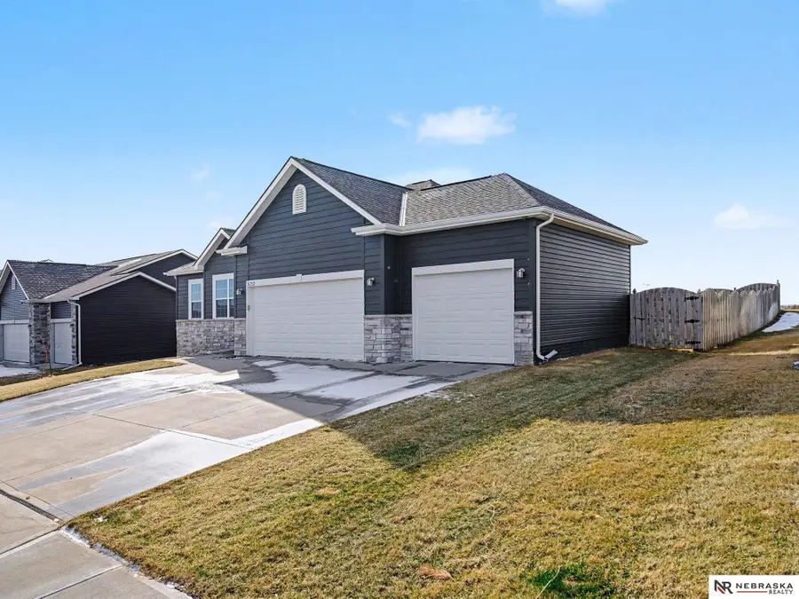 5213 Lynnwood Drive, Papillion, NE 68046 - #3