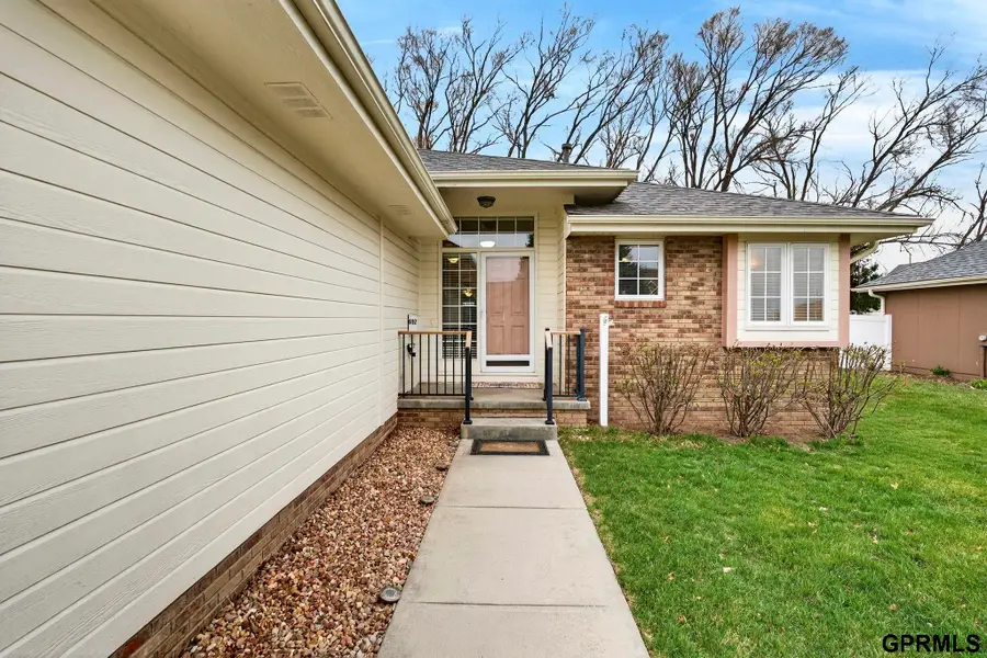 602 Castle Pine Drive, Papillion, NE 68133 - #2