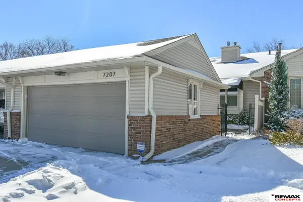 7207 Grand Oaks Drive, Lincoln, NE 68516