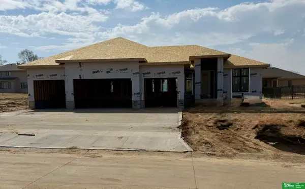 9815 Cumberland Drive, Papillion, NE 68046