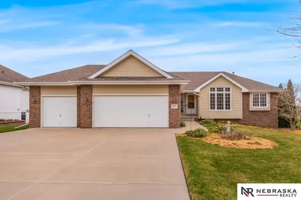 127 Longwood Drive, Papillion, NE 68133