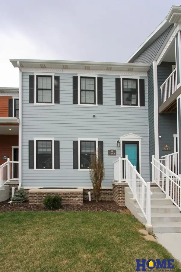 7205 Kentwell Lane, Lincoln, NE 68516