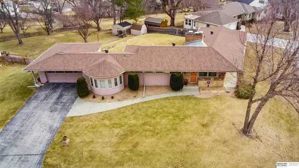 8633 Broadmoor Drive, Omaha, NE 68114