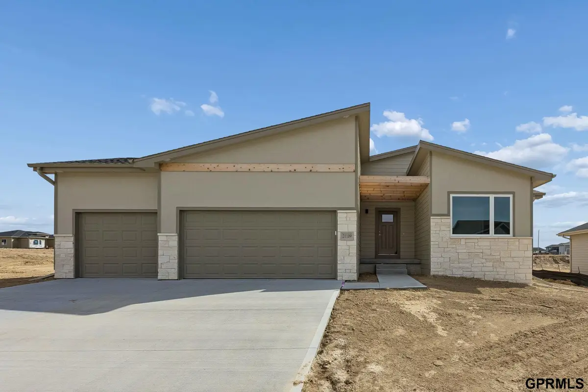 5707 Kestrel Parkway, Elkhorn, NE 68022 - #1