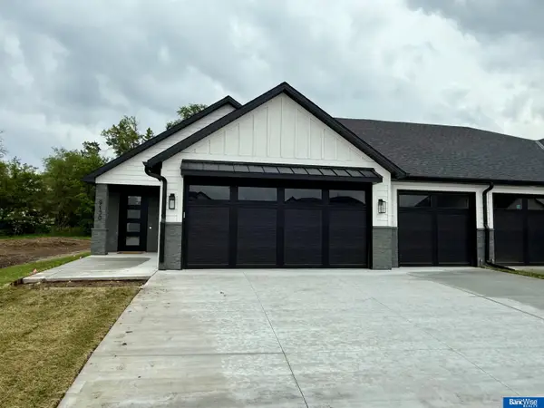 9124 Hillcrest Trail, Lincoln, NE 68520