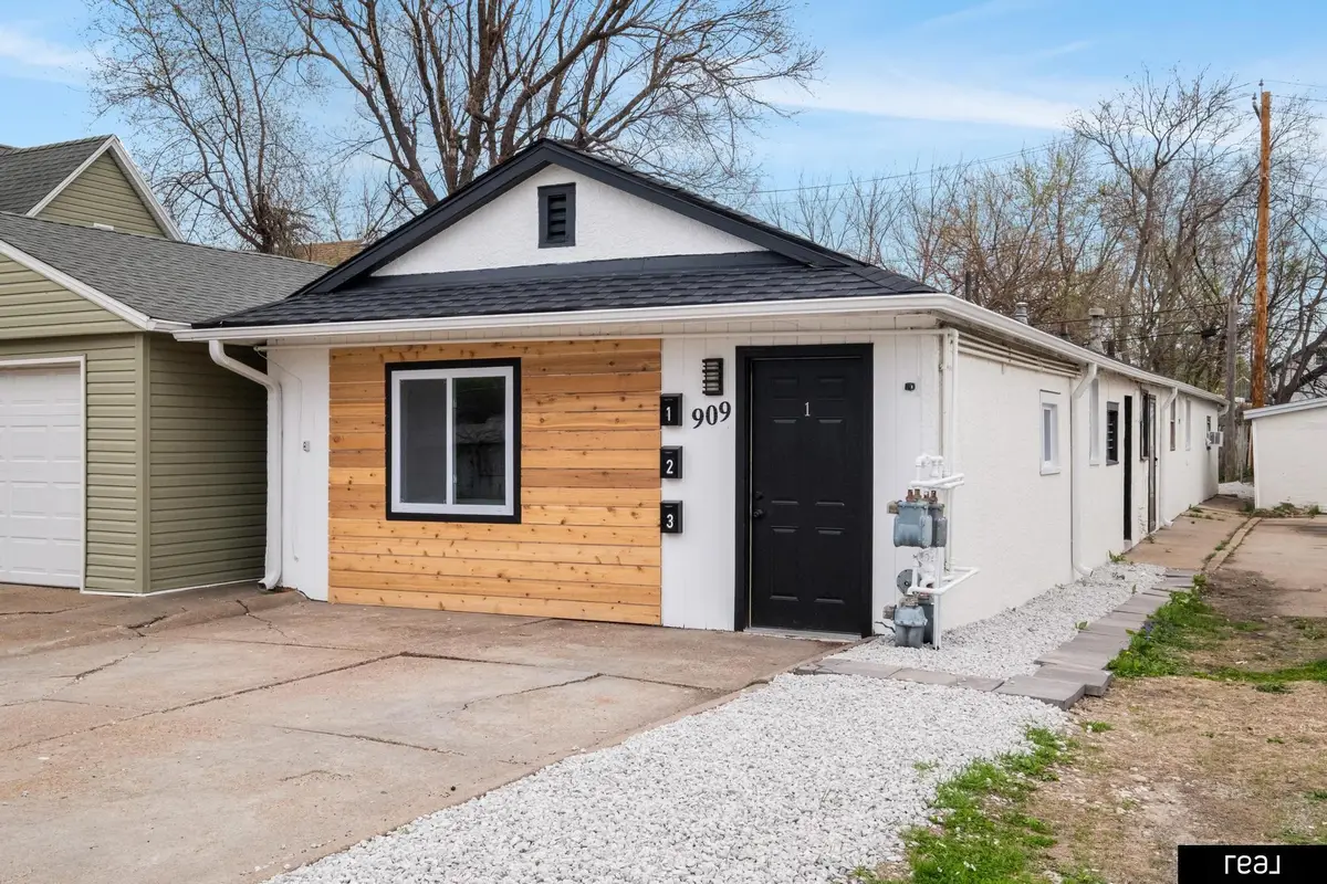 909 Ave G, Council Bluffs, IA 51503 - #1