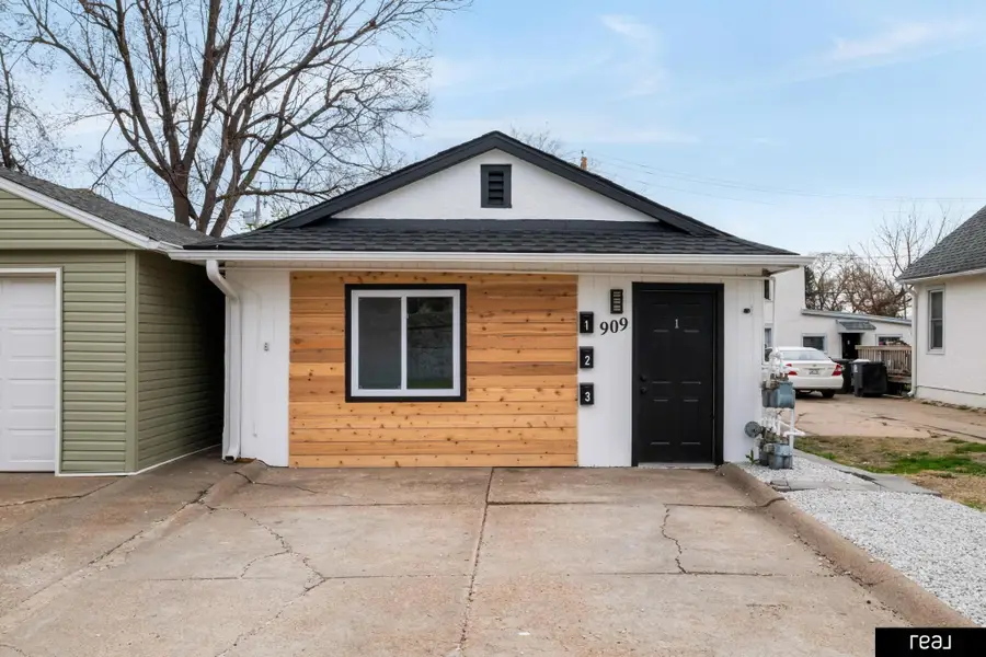 909 Ave G, Council Bluffs, IA 51503 - #2