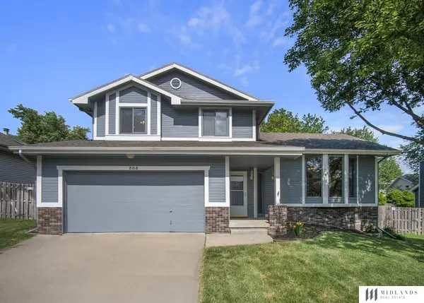 305 Oakwood Drive, Papillion, NE 68133