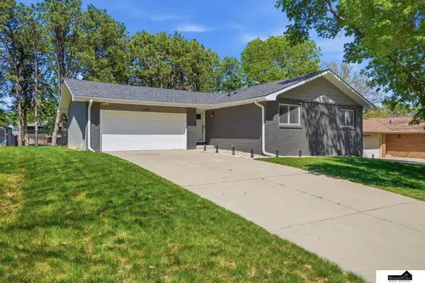 6424 Deerwood Drive, Lincoln, NE 68516