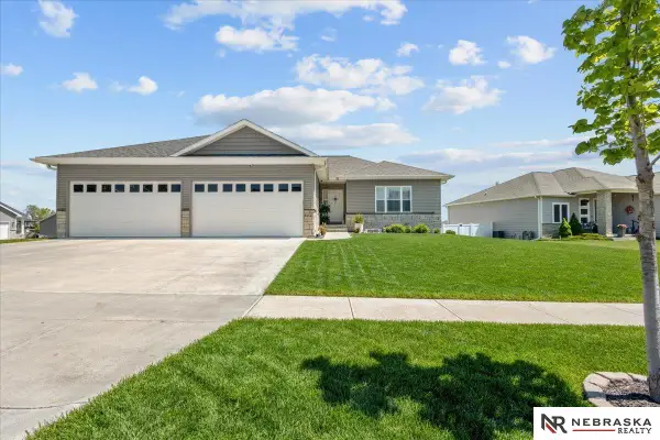 6104 S 97th Street, Lincoln, NE 68526