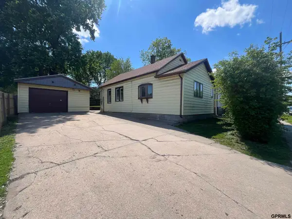 1015 Center Street, Omaha, NE 68108