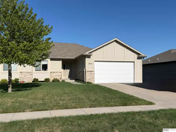 1306 Autumn Road, Hickman, NE 68372