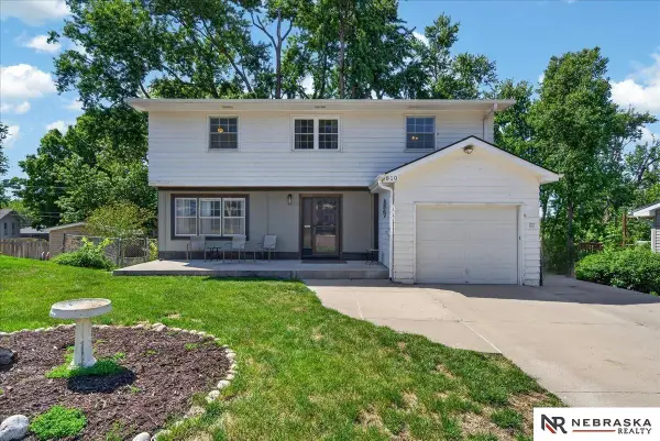 810 Smith Circle, Papillion, NE 68046