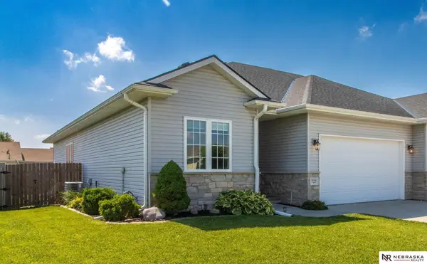 725 Larkspur Drive, Hickman, NE 68372