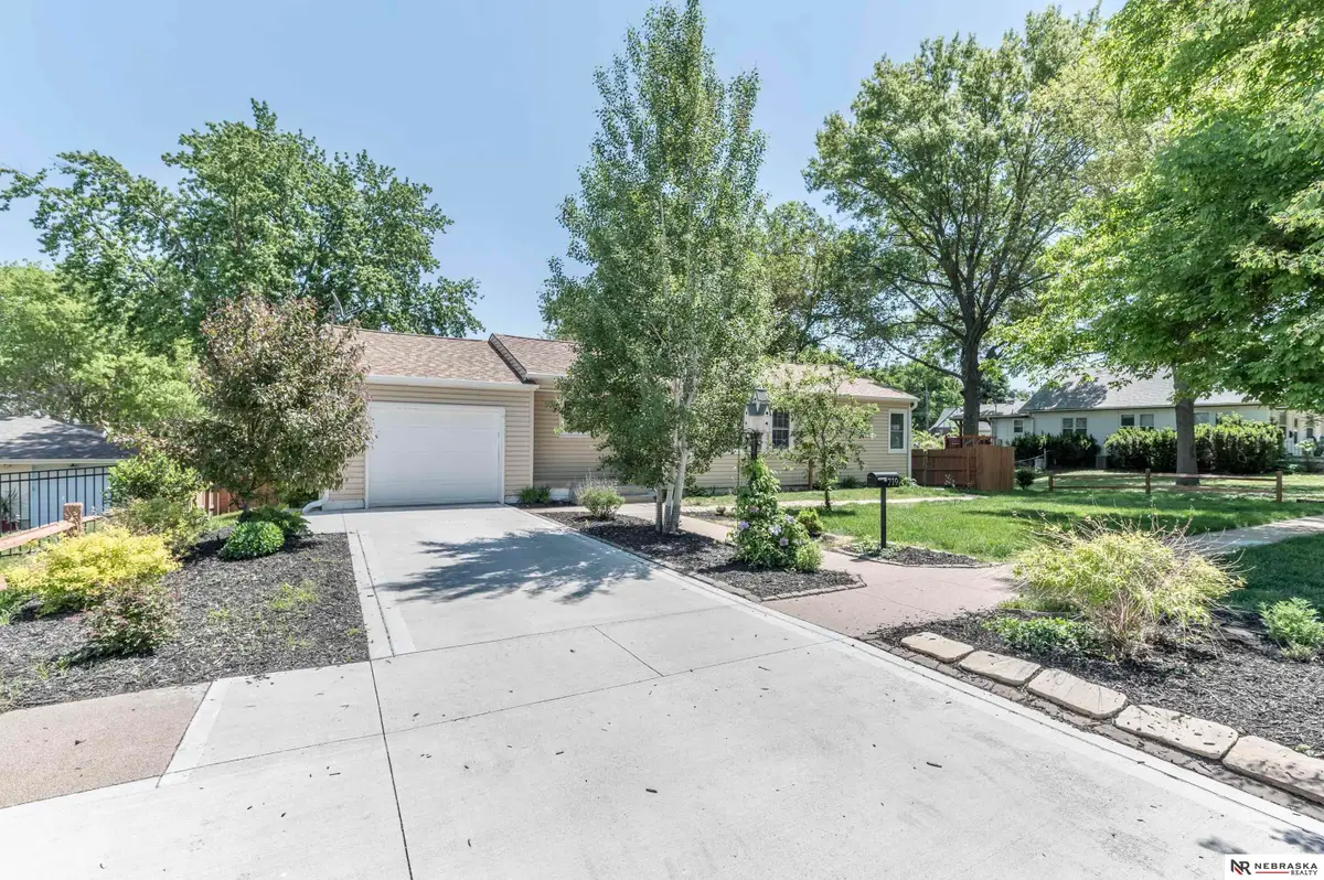 719 S Adams Street, Papillion, NE 68046 - #1
