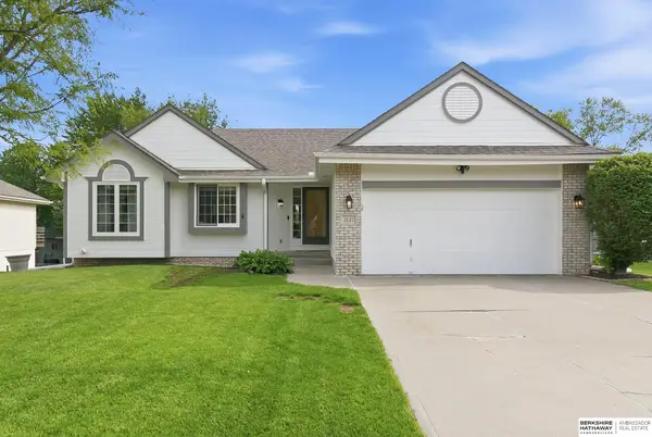 2137 Cobblestone Road, Papillion, NE 68133