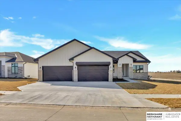 21348 Laurel Circle, Elkhorn, NE 68022