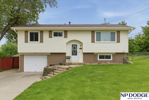 9025 Valley View Drive, La Vista, NE 68128