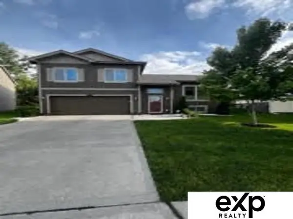 9215 Summit Drive, Omaha, NE 68122