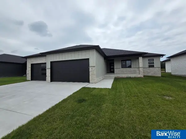 441 Half Moon Drive, Lincoln, NE 68527