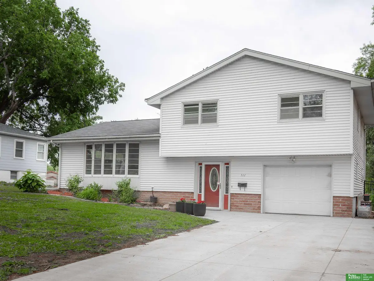 511 N Grandview Avenue, Papillion, NE 68046 - #1