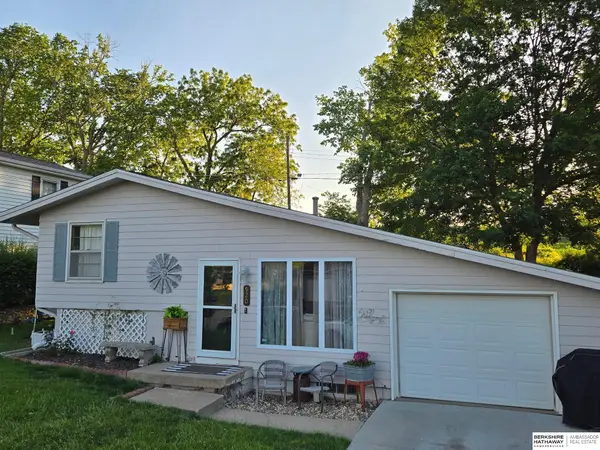 920 Pleasant Drive, Plattsmouth, NE 68048-4718