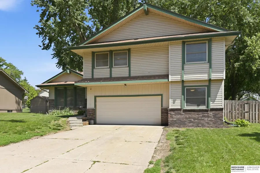 912 Claudine Avenue, Papillion, NE 68046 - #3