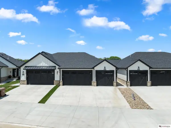 9127 Hillcrest Trail, Lincoln, NE 68520