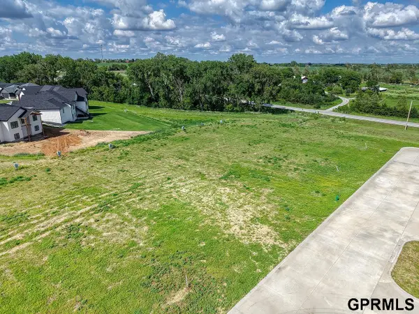 1932 Titan Place, Hickman, NE 68372