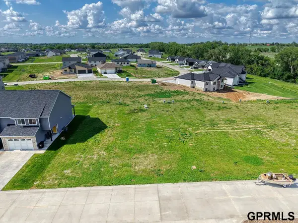 1942 Titan Place, Hickman, NE 68372