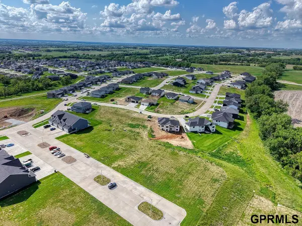 1961 Titan Place, Hickman, NE 68372