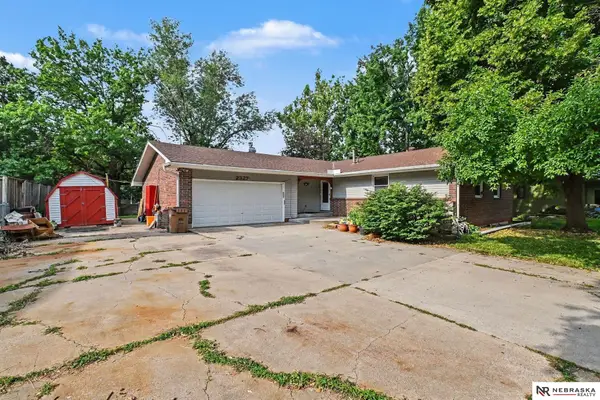 2327 S Canterbury Lane, Lincoln, NE 68512