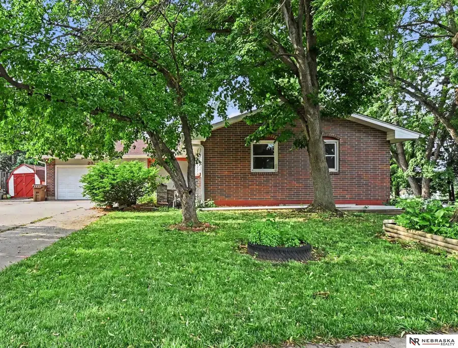 2327 S Canterbury Lane, Lincoln, NE 68512 - #2