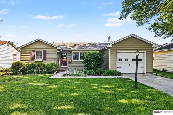 6102 Oak Street, Omaha, NE 68106