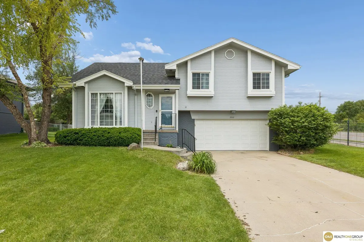 2002 Queen Drive, Papillion, NE 68046 - #1
