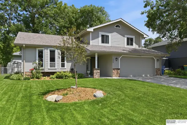 303 Overland Trail, Papillion, NE 68046