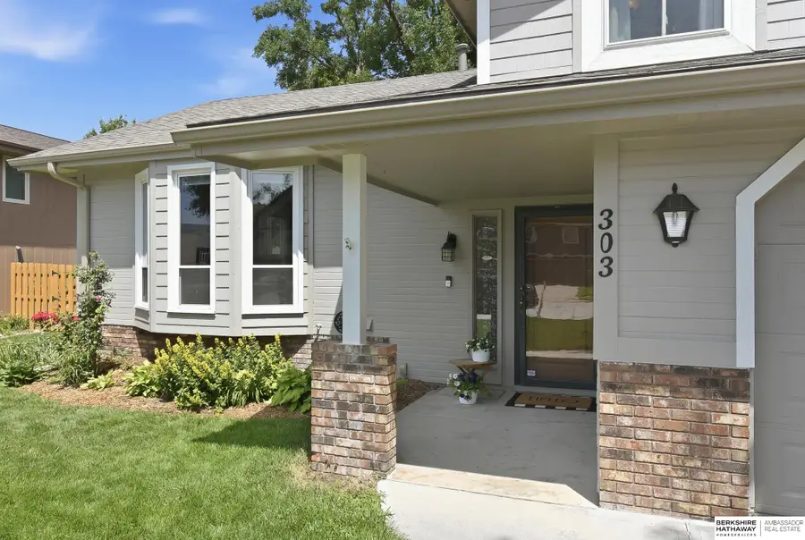 303 Overland Trail, Papillion, NE 68046 - #2
