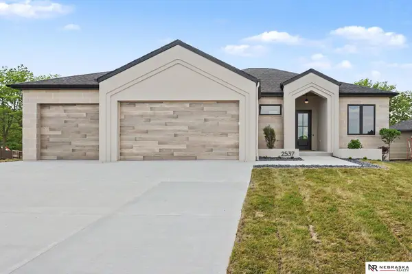 2537 S 102nd Street, Lincoln, NE 68520