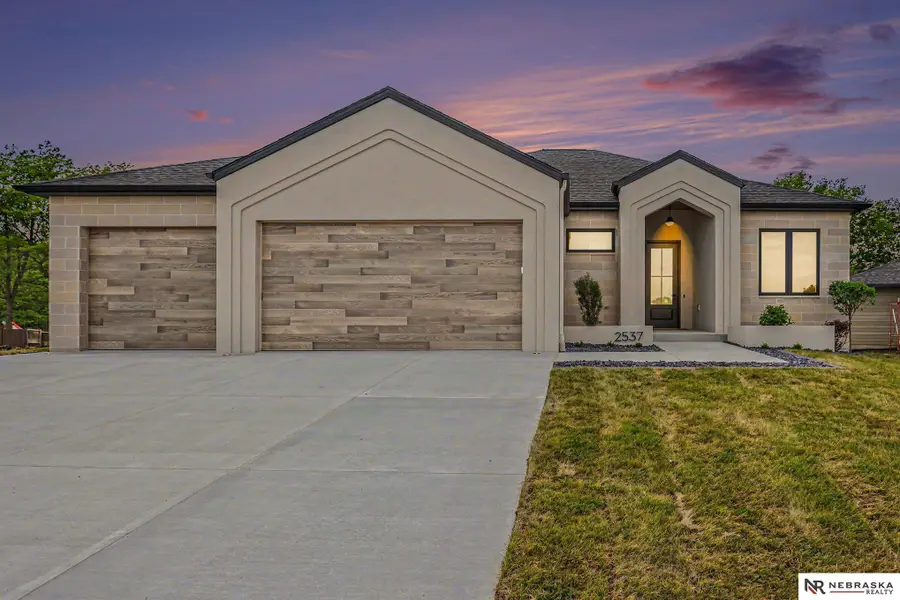 2537 S 102nd Street, Lincoln, NE 68520 - #2