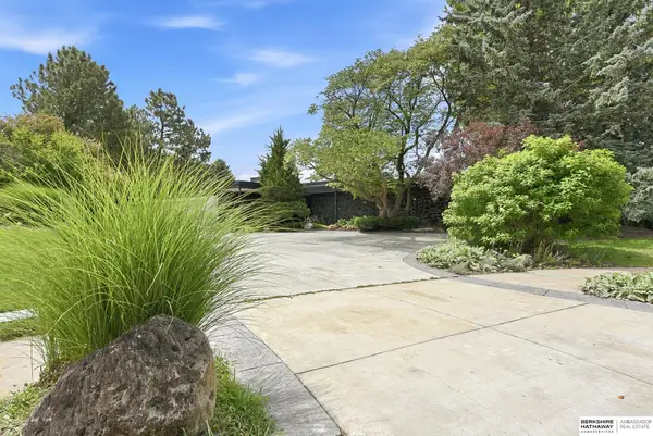 9952 Devonshire Drive, Omaha, NE 68114