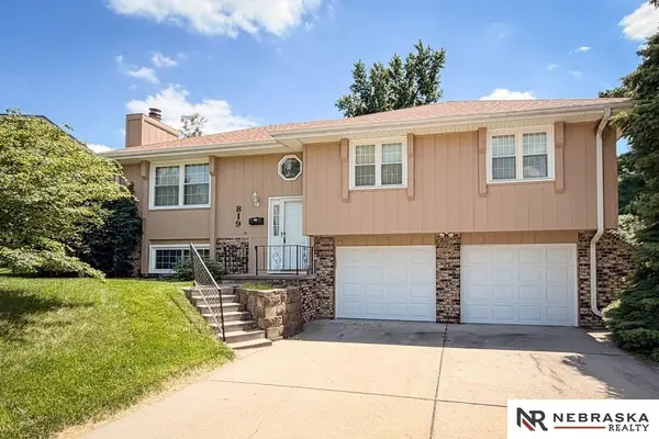 819 Crest Drive, Papillion, NE 68046