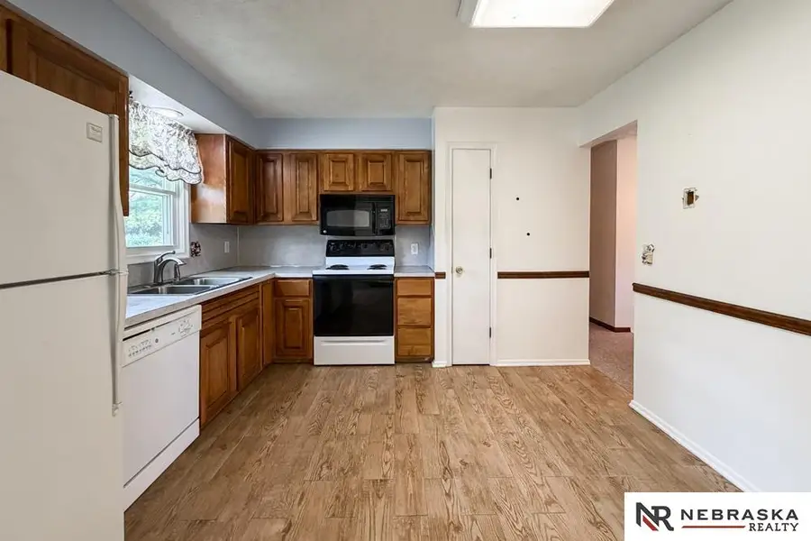 819 Crest Drive, Papillion, NE 68046 - #2