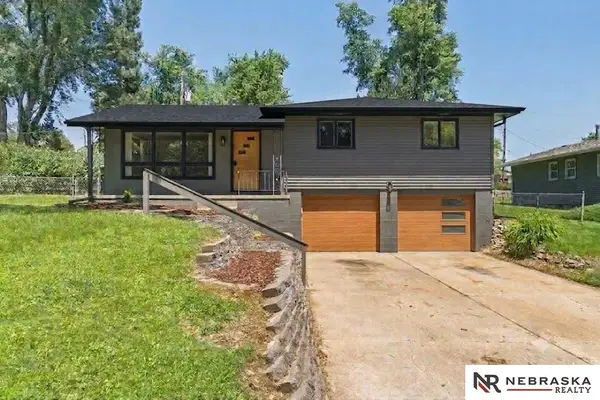 9212 Manderson Street, Omaha, NE 68134