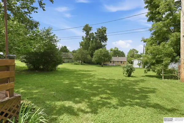 208 Crest Road, Papillion, NE 68046