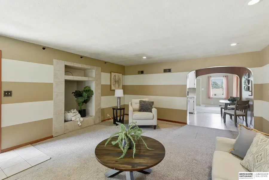 208 Crest Road, Papillion, NE 68046 - #2