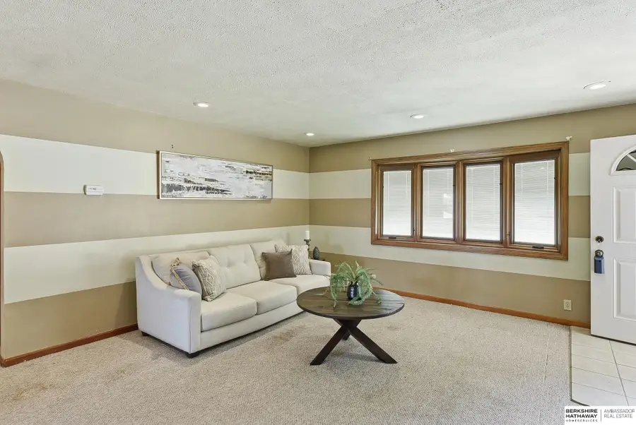 208 Crest Road, Papillion, NE 68046 - #3
