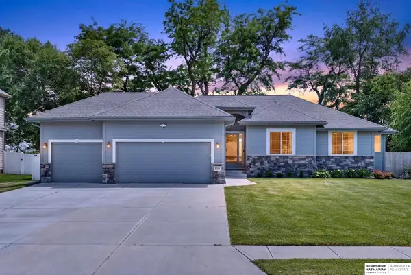 5255 Waterford Avenue Circle, Papillion, NE 68133