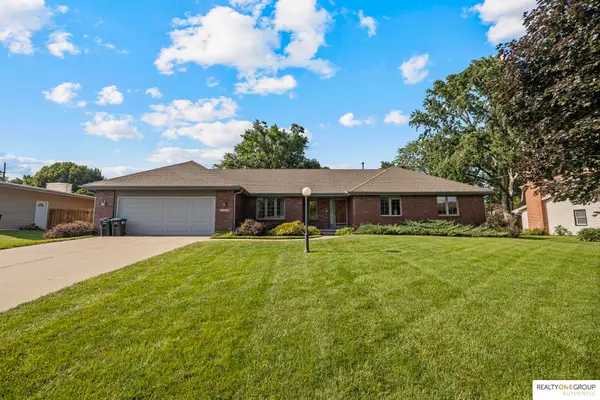 21716 Greenlawn Road, Omaha, NE 68022-1905