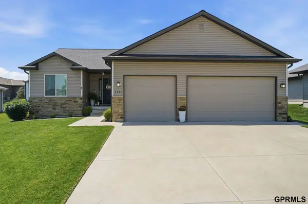 1211 Autumn Road, Hickman, NE 68372