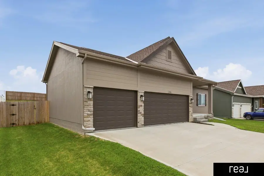 5216 Sheridan Road, Papillion, NE 68133 - #3